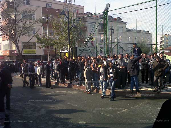 arnavutkoy-pazarciler-belediye-onunde