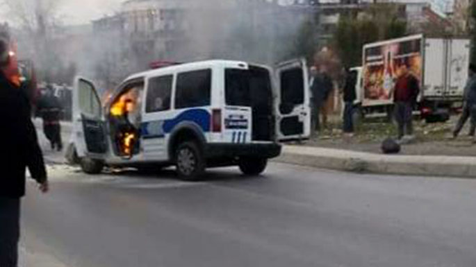 arnavutkoy-polis-oto-kaza-yapti
